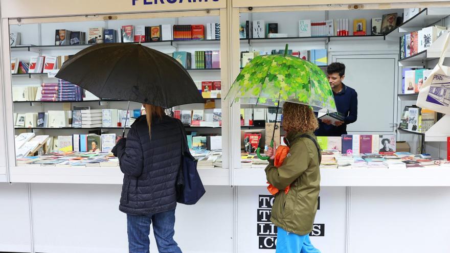 Una lluviosa Feria del Libro de Madrid atrae un 60% menos de visitantes en 2023 aunque crece un 10% en ventas