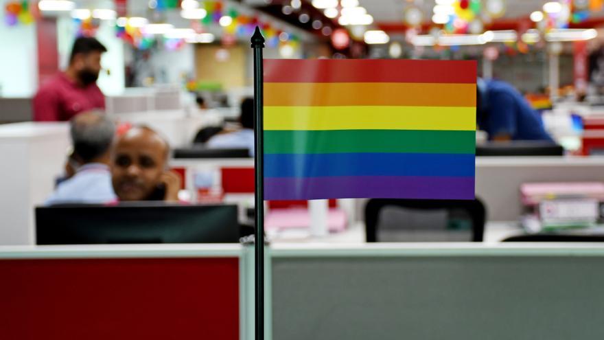 Casarte en vacaciones y sin permisos cuando tu pareja tiene cáncer: la factura del armario para los trabajadores LGTBI