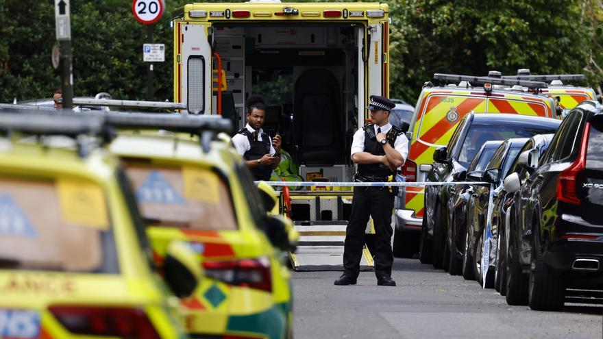 Siete niñas y dos adultos heridos tras estrellarse un coche contra un colegio en Londres