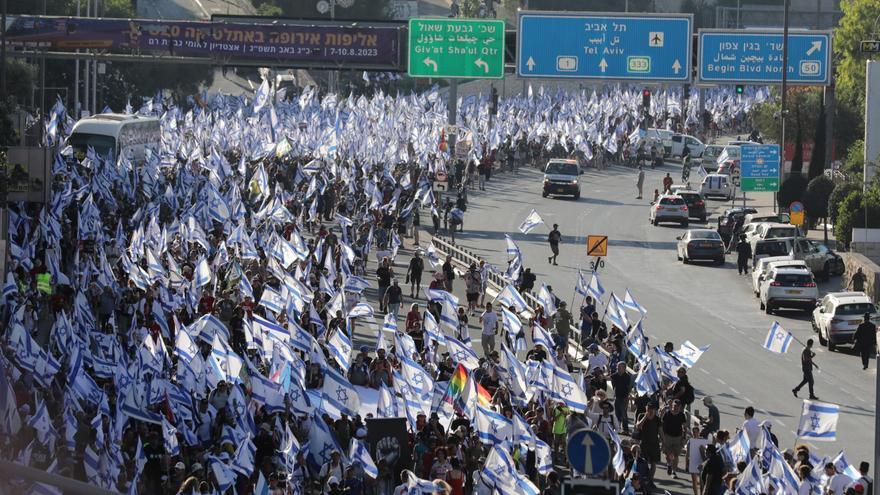 Netanyahu logra aprobar la primera ley de su polémica reforma judicial pese a las protestas masivas