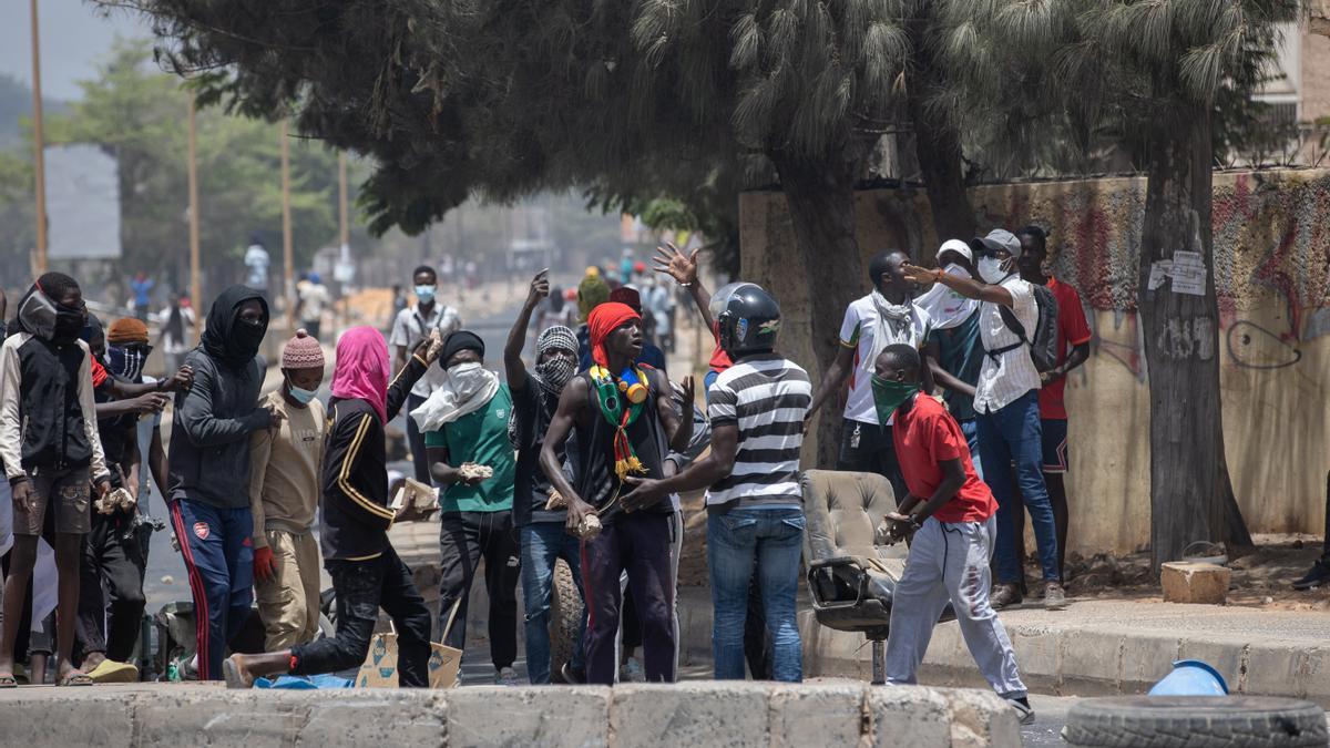 Manifestantes intentan levantar una barricada a las afueras de la Universidad Cheikh Anta Diop en Dakar (Senegal) el 1 de junio.