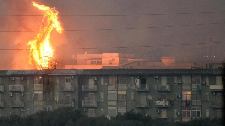 El Mediterráneo en llamas: las impactantes imágenes que dejan los incendios en Grecia, Italia y Argelia