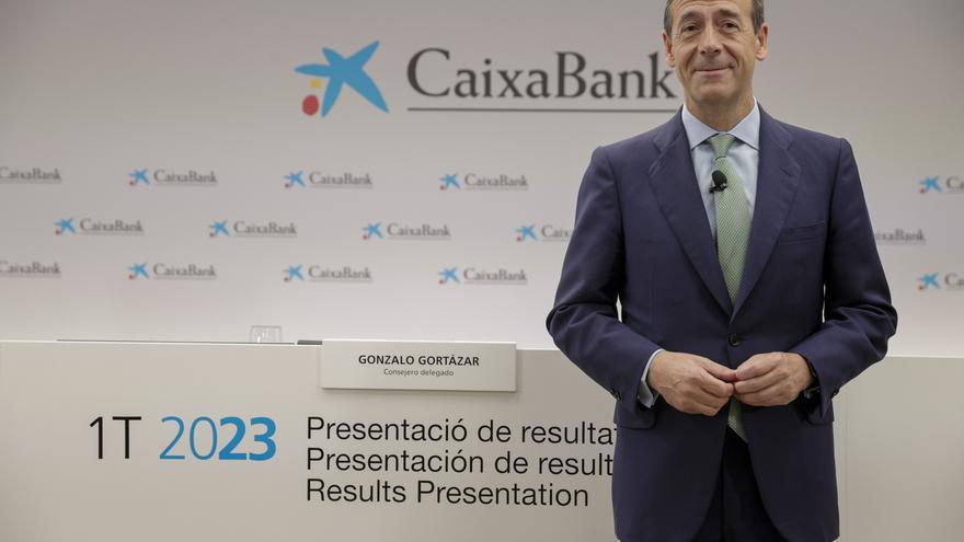 El consejero delegado de CaixaBank se queja de que la banca paga muchos impuestos