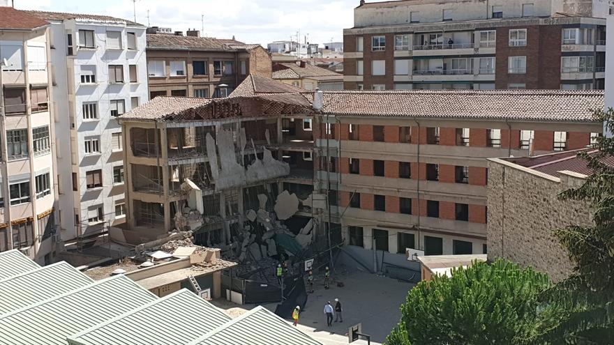 Equipos de rescate intentan salvar a un trabajador atrapado tras derrumbarse la fachada de un colegio en Logroño