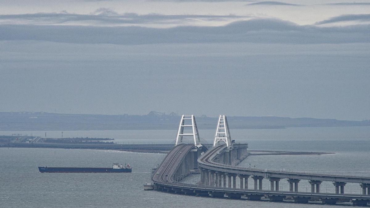 Ucrania lanza un ataque con drones sobre el puente de Crimea y fuerza su cierre