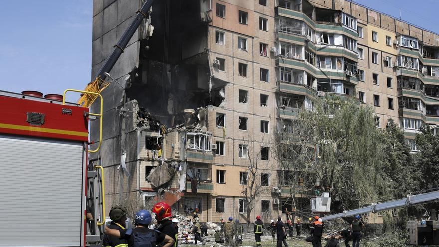 Un ataque ruso contra un edificio de viviendas en la ciudad natal de Zelenski deja cinco muertos