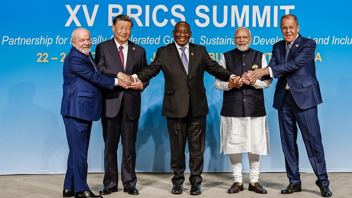 Los presidentes de Brasil, China, Sudáfrica y la India (de izq. a dcha.) y el ministro de Exteriores ruso en la XV cumbre de los BRICS.