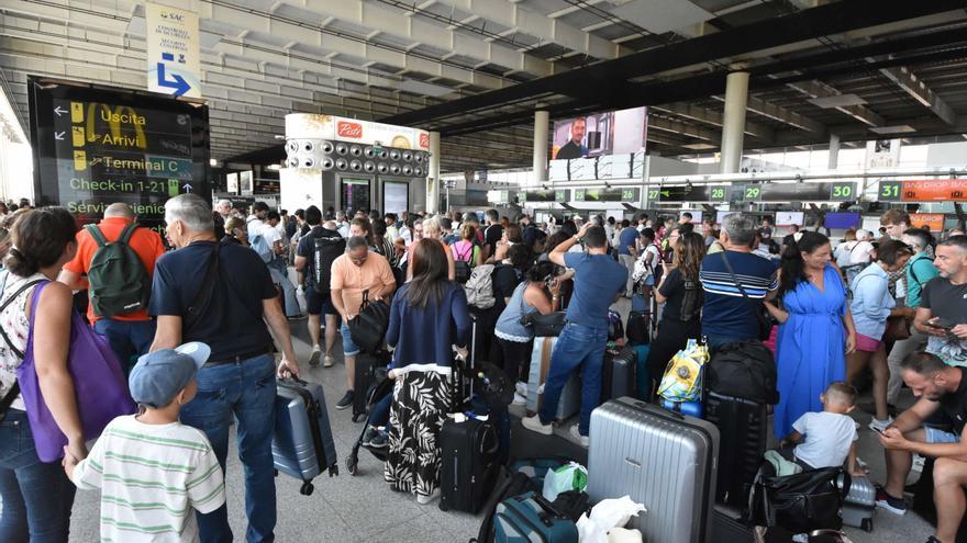 VÍDEO | El volcán Etna registra una nueva erupción y obliga a cerrar el aeropuerto de Catania