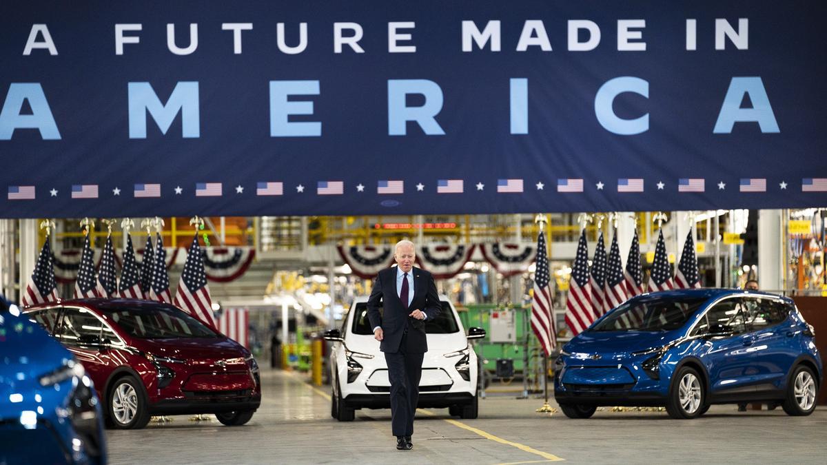 Una megahuelga sobrevuela a los gigantes del motor de Detroit: la plantilla de Ford, GM y Jeep exige las 32 horas semanales