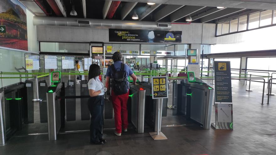 Multa a la principal empresa de seguridad en los aeropuertos por superar en mayo el límite de horas extra de todo el año