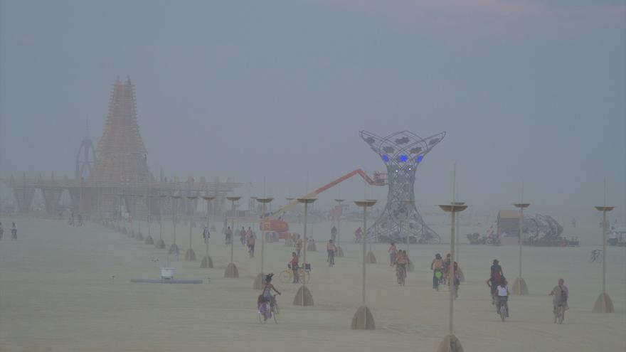 Miles de personas se quedan varadas en el desierto durante el festival de Burning Man en Estados Unidos