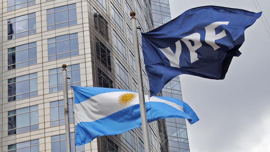 Una jueza condena a Argentina a pagar 16.000 millones de dólares a un fondo buitre por la expropiación de YPF