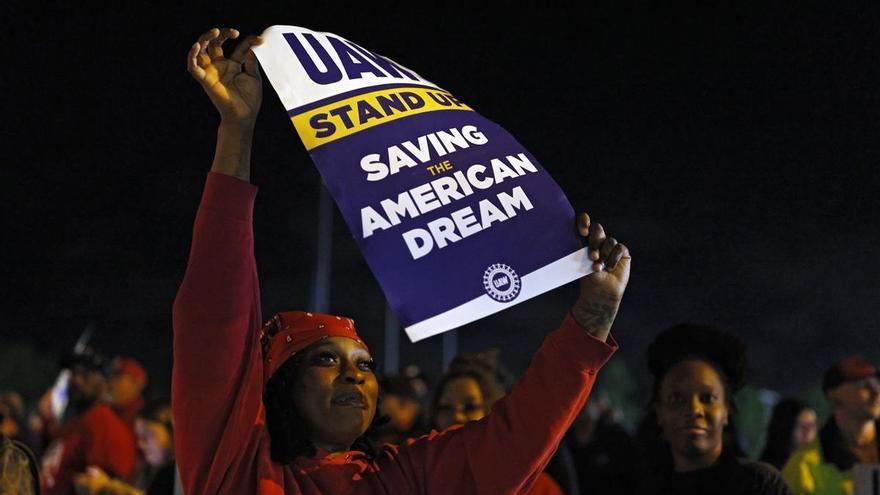 Huelga histórica: miles de trabajadores de General Motors, Ford y Stellantis paran en EEUU