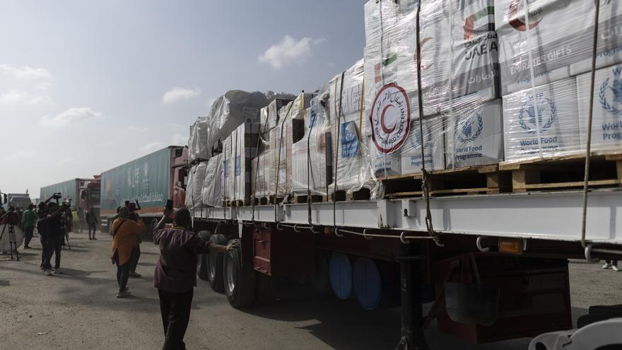 Un segundo convoy de ayuda humanitaria consigue llegar a Gaza, mientras Israel intensifica sus bombardeos