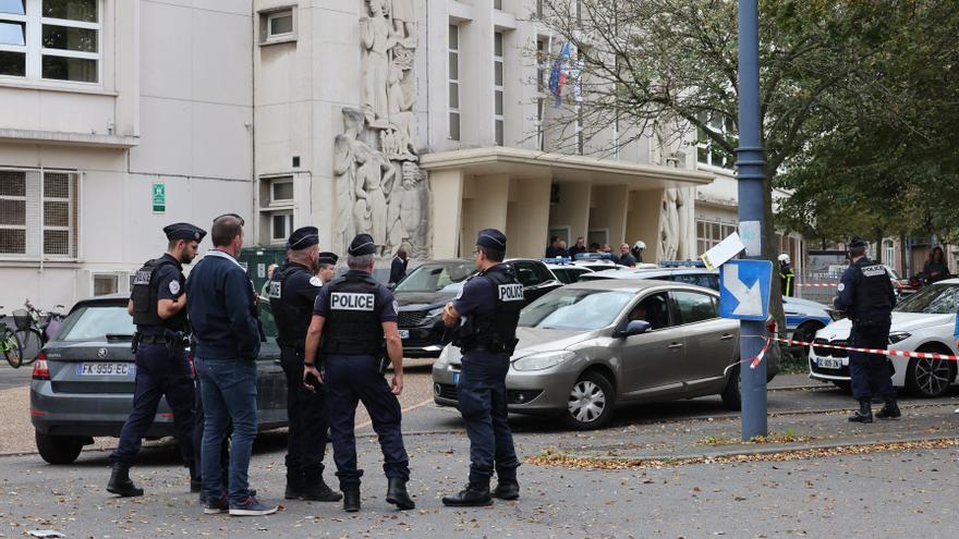 Un profesor asesinado y dos heridos, uno de ellos muy grave, en un ataque con arma blanca en un instituto francés