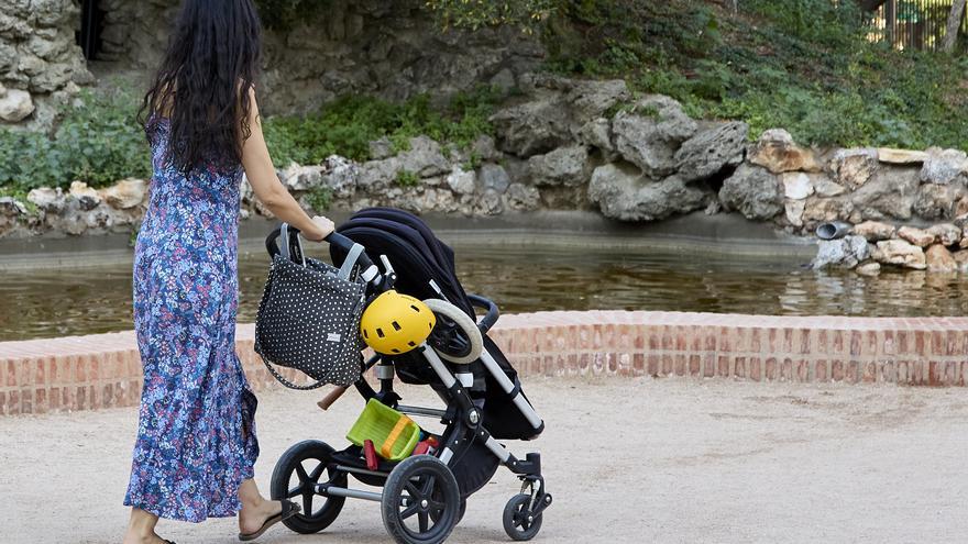 La falta de guarderías públicas lastra la inserción laboral de las madres migrantes respecto a las españolas