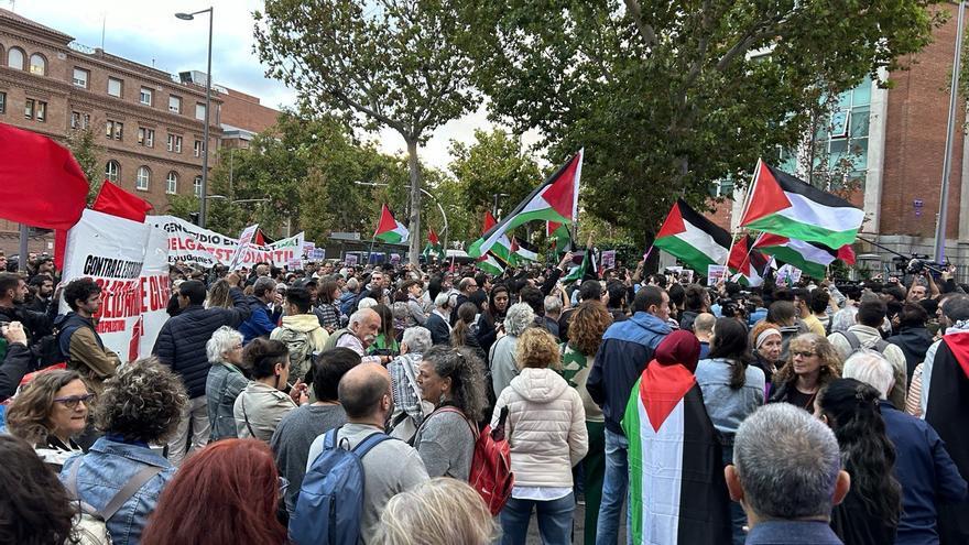 Centenares de personas se concentran ante la embajada de Israel en Madrid contra los ataques sobre Gaza