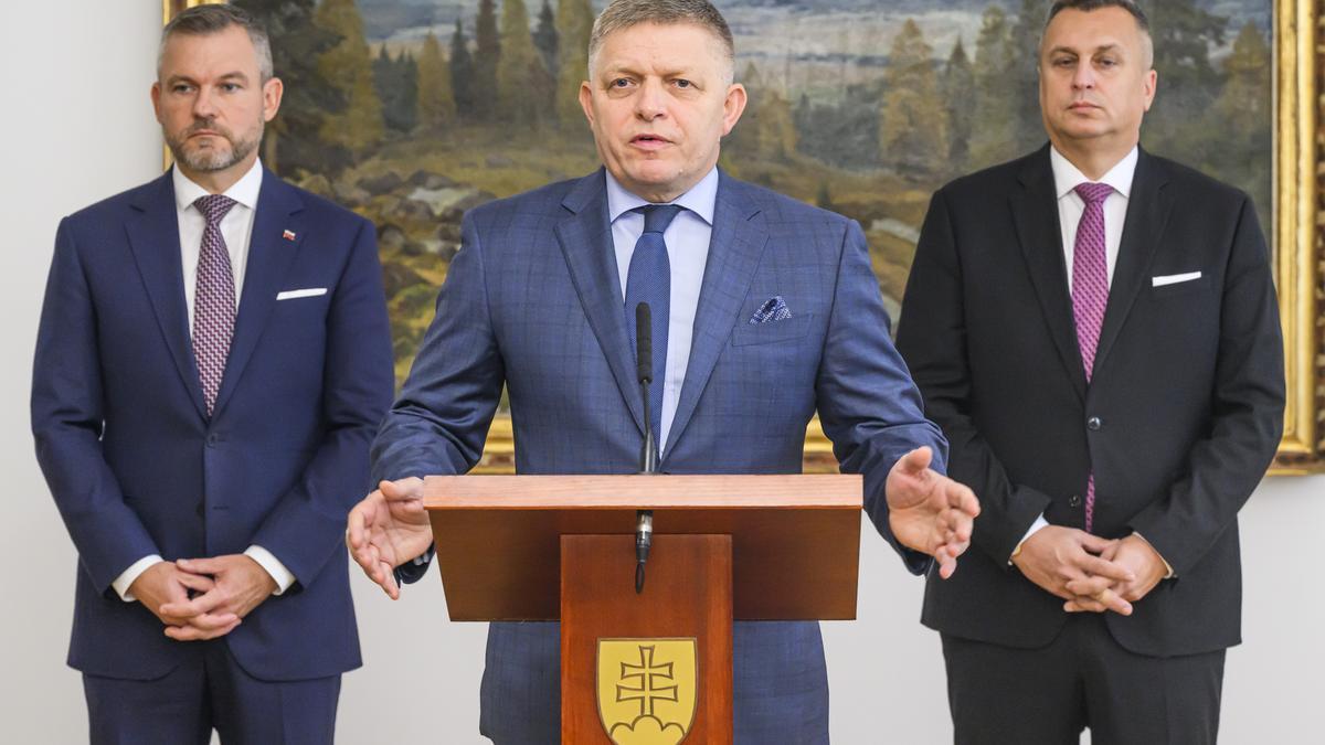 El líder del partido eslovaco Smer, Robert Fico, junto al líder del partido socialdemócrata (HLAS-SD), Peter Pellegrini (I), y el líder del Partido Nacional Eslovaco, Andrej Danko, tras la firma de un acuerdo para formar una coalición tripartita.