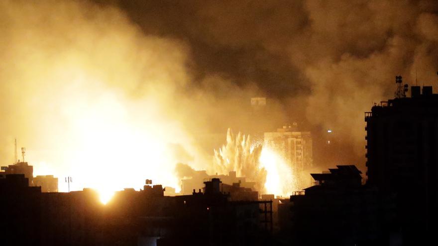 Israel bombardea sin descanso Gaza y mata a dos altos cargos de Hamás