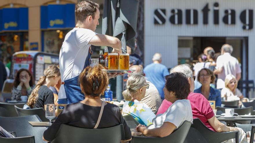 El gasto de las familias supera por fin el nivel prepandemia y tira de la economía