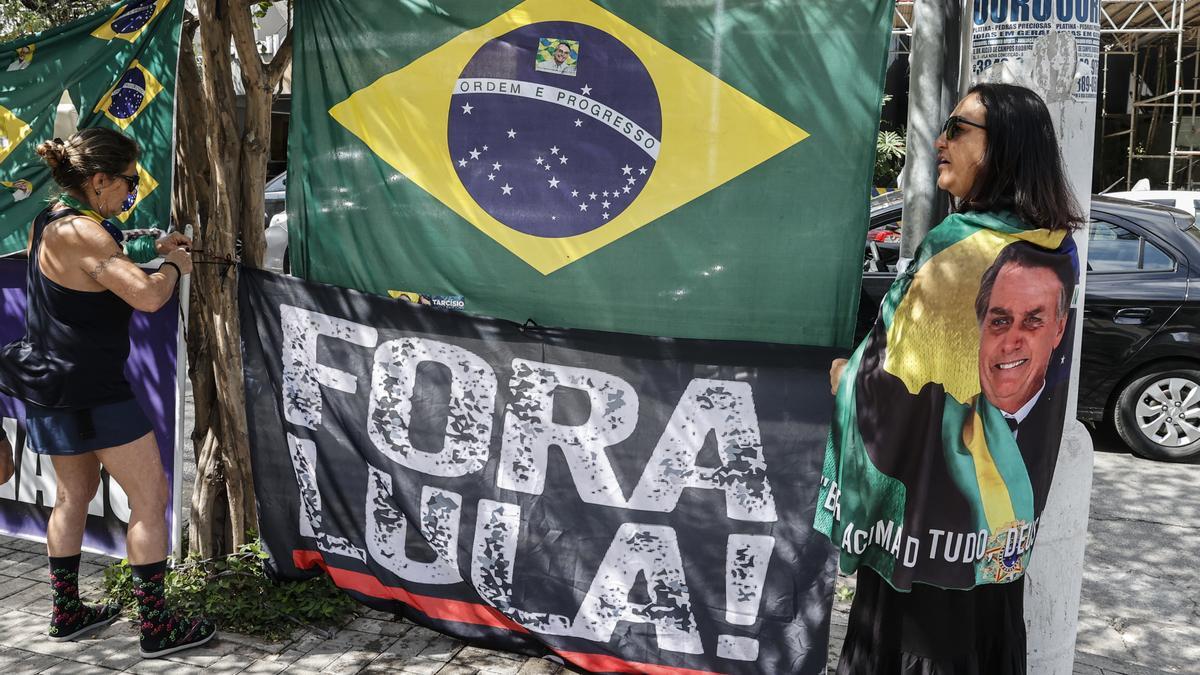 Simpatizantes del ex presidente de Brasil Jair Bolsonaro se manifiestan para mostrarle su apoyo frente al hospital Vila Nova Star, en Sao Paulo (Brasil), el pasado 15 de septiembre.