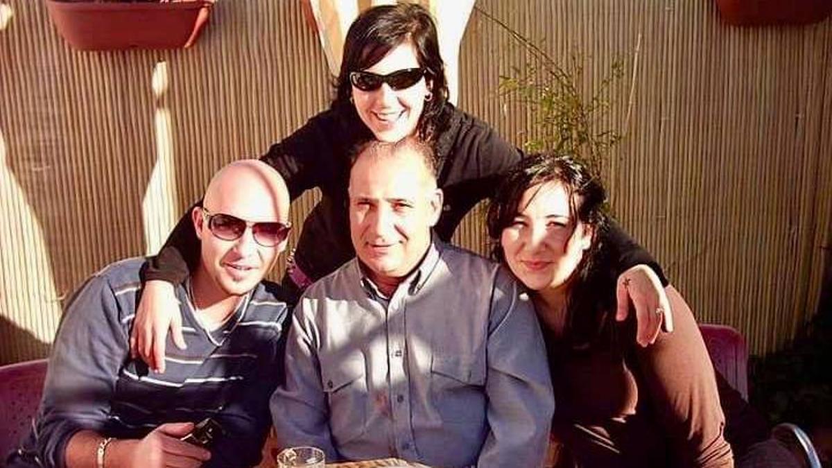 Nisrin Krayem Domínguez (a la derecha), con su padre Kamel -atrapado en Gaza- y sus hermanos en España.