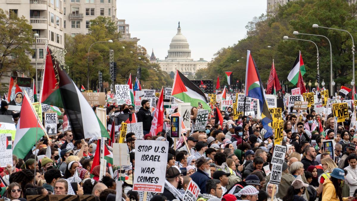 Decenas de miles de estadounidenses toman las calles de Washington para pedir el alto el fuego y el fin de la ayuda militar a Israel