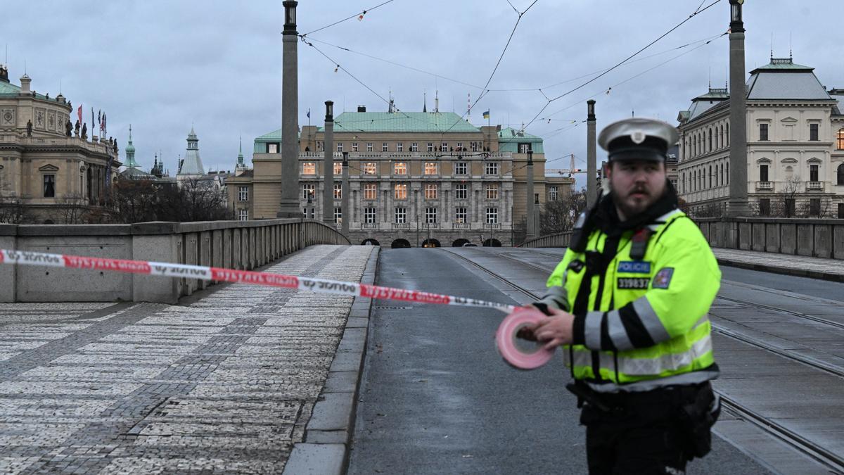 Diez muertos y nueve heridos graves en un tiroteo en una universidad de Praga