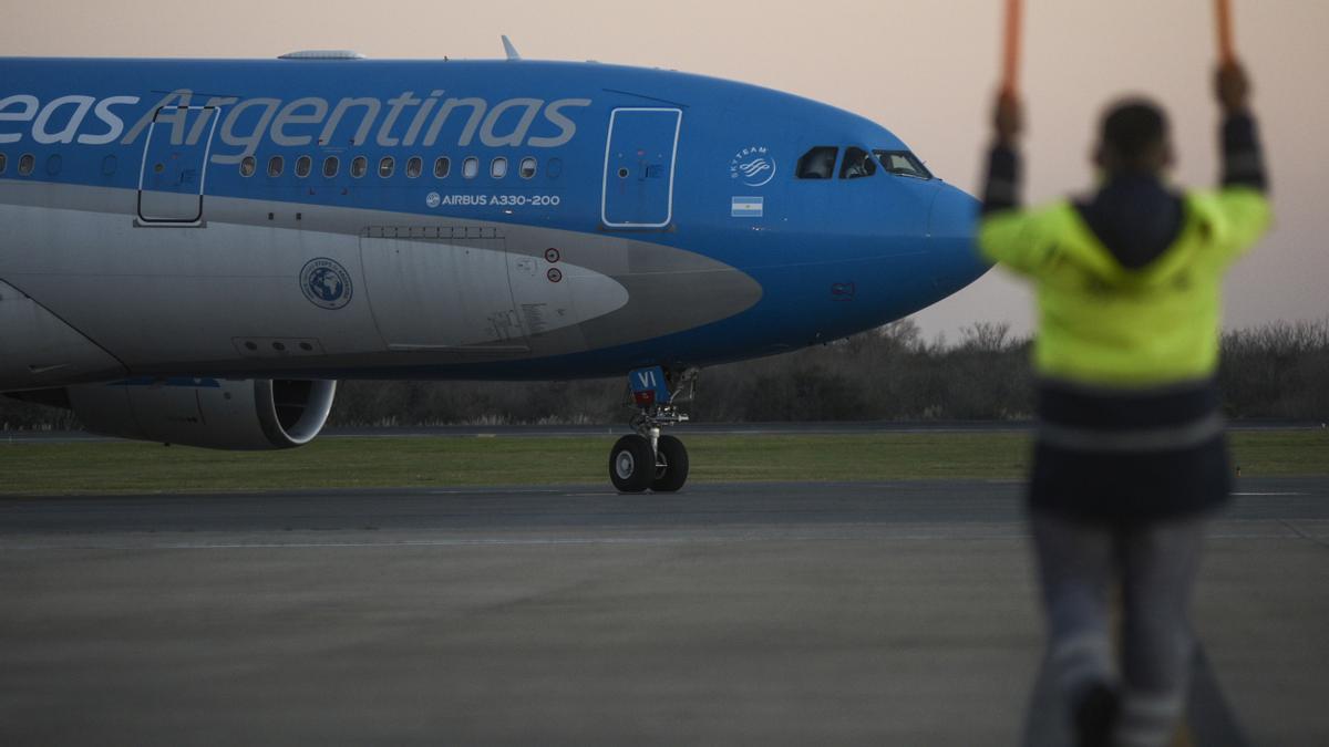 Desde la televisión pública hasta Aerolíneas: Milei prepara la privatización de 33 empresas públicas argentinas