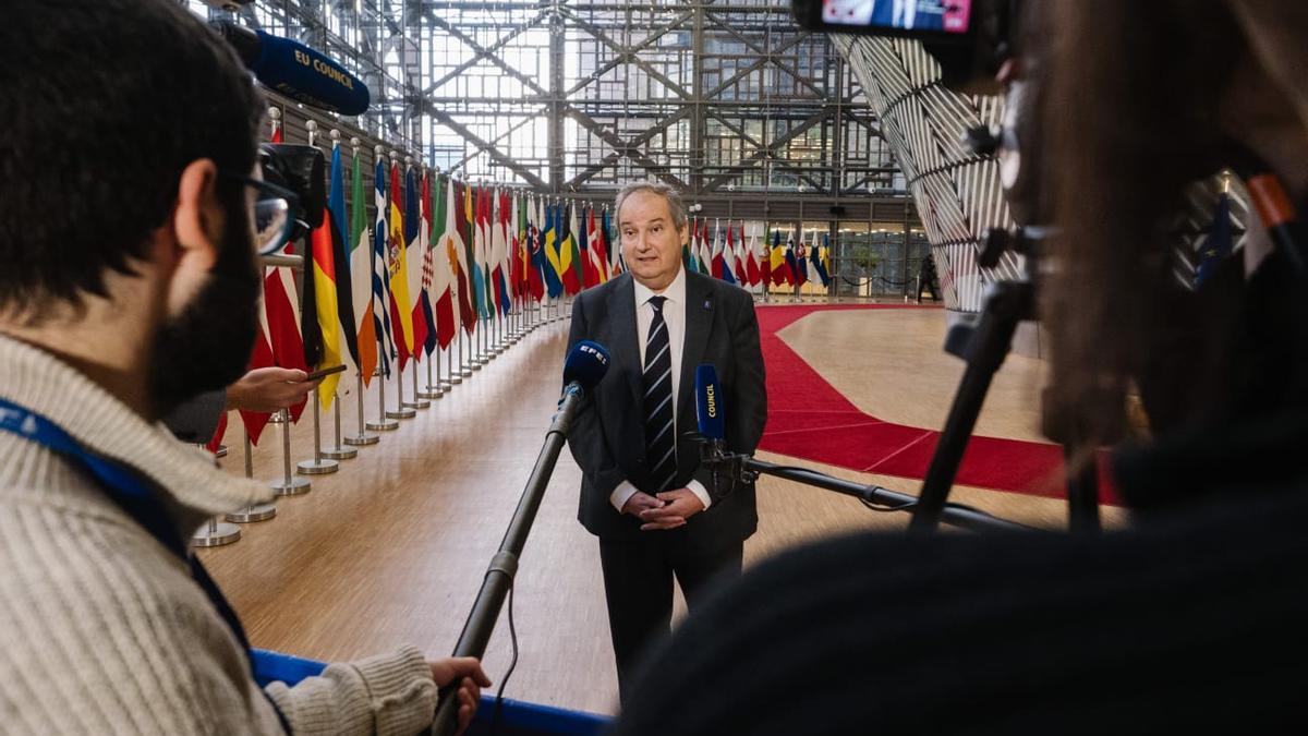 El ministro de Industria, Jordi Hereu, atiende a los medios en Bruselas.