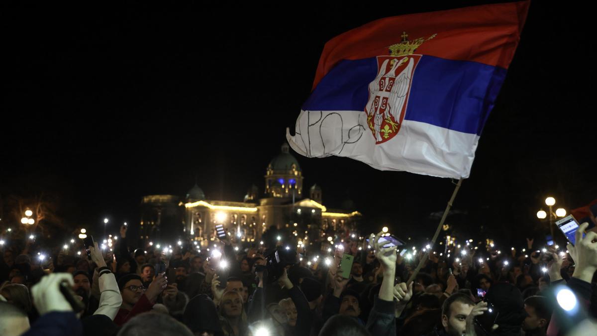 38 detenidos en las protestas por las sospechas de fraude en las elecciones de Serbia