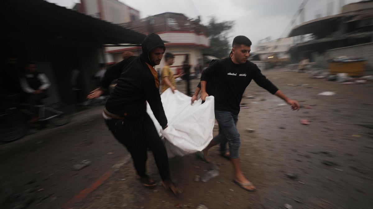 Un ataque contra una zona residencial en el centro de Gaza deja decenas de muertos