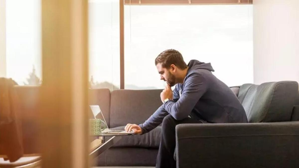 El derecho a la desconexión laboral en la UE tendrá que esperar: los empresarios se descuelgan de la negociación