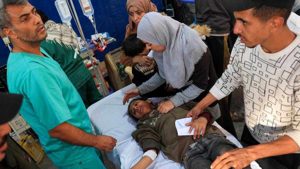 Tropas israelíes entran en el hospital Al Awda de Gaza: “Han detenido a doce hombres y mantienen el asedio