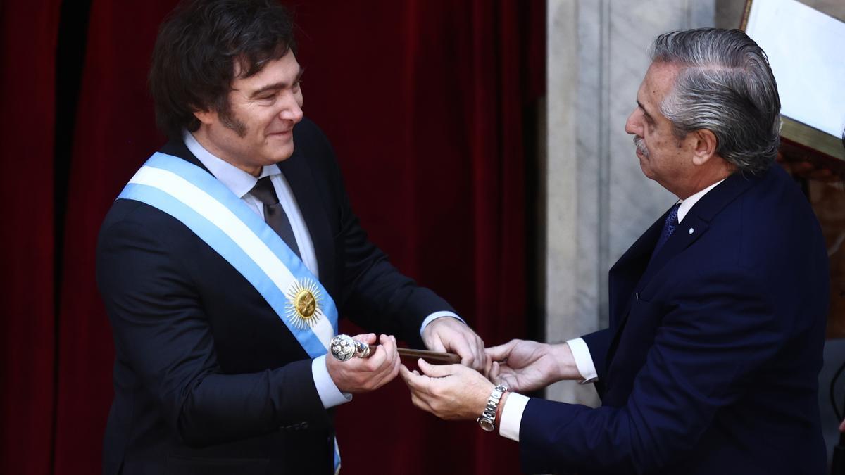 El ultra Javier Milei toma posesión como presidente de Argentina
