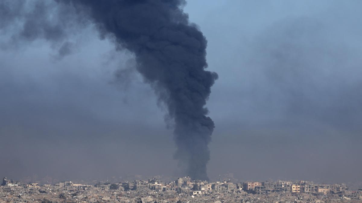 El humo se eleva sobre el barrio de Shujaiya en la Franja de Gaza, el 29 de diciembre de 2023. Atef Safadi/ EFE/EPA
