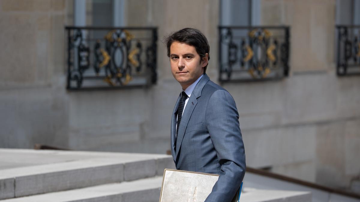 Macron elige como primer ministro al titular de Educación, Gabriel Attal