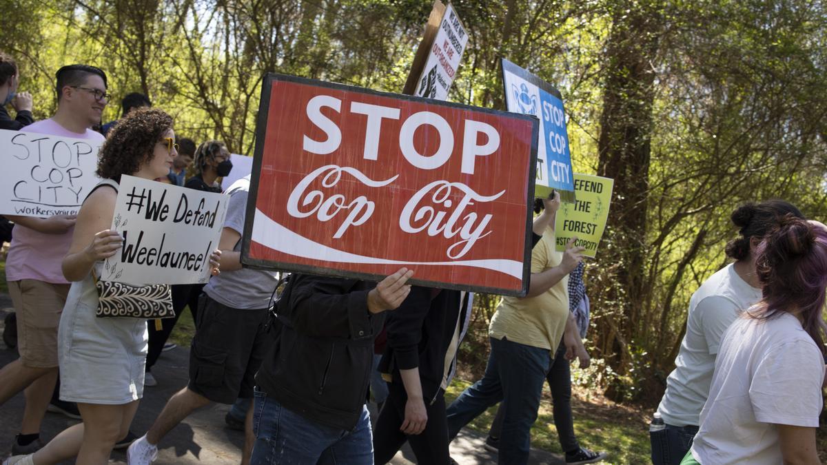 Cargos de terrorismo y brutalidad: la batalla contra una ciudad policial (y el racismo) en el pulmón de Atlanta