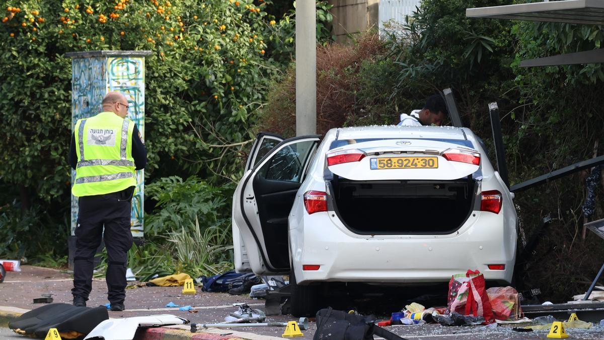 Un muerto y 17 heridos en un ataque con varios atropellos en una ciudad del centro de Israel