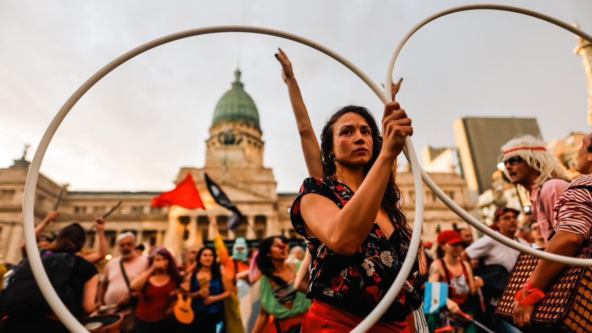 Del pañuelo verde a la motosierra: qué ha pasado en Argentina, el país símbolo de la cuarta ola feminista en el que ahora gobierna un misógino