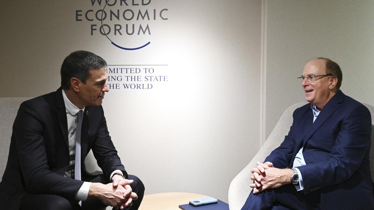 El presidente del Gobierno, Pedro Sánchez, en un encuentro con el director ejecutivo de BlackRock, Larry Fink, en Davos en 2023. EFE/ Moncloa/Borja Puig de la Bellacasa