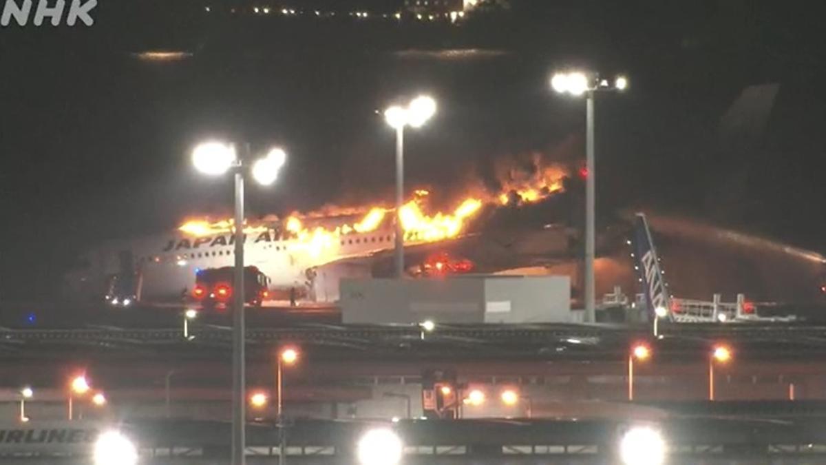 Un avión con cerca de 400 personas aterriza en llamas en el Aeropuerto de Tokio