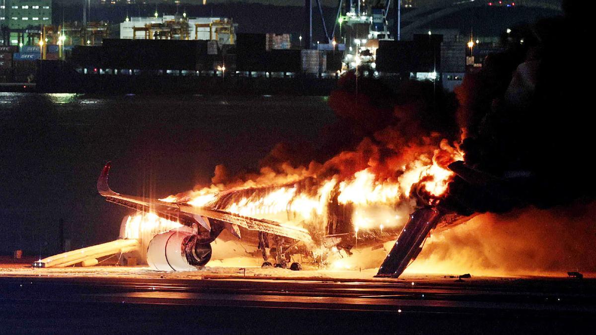 Evacuados los 379 pasajeros pasajeros y tripulantes del avión incendiado en Tokio