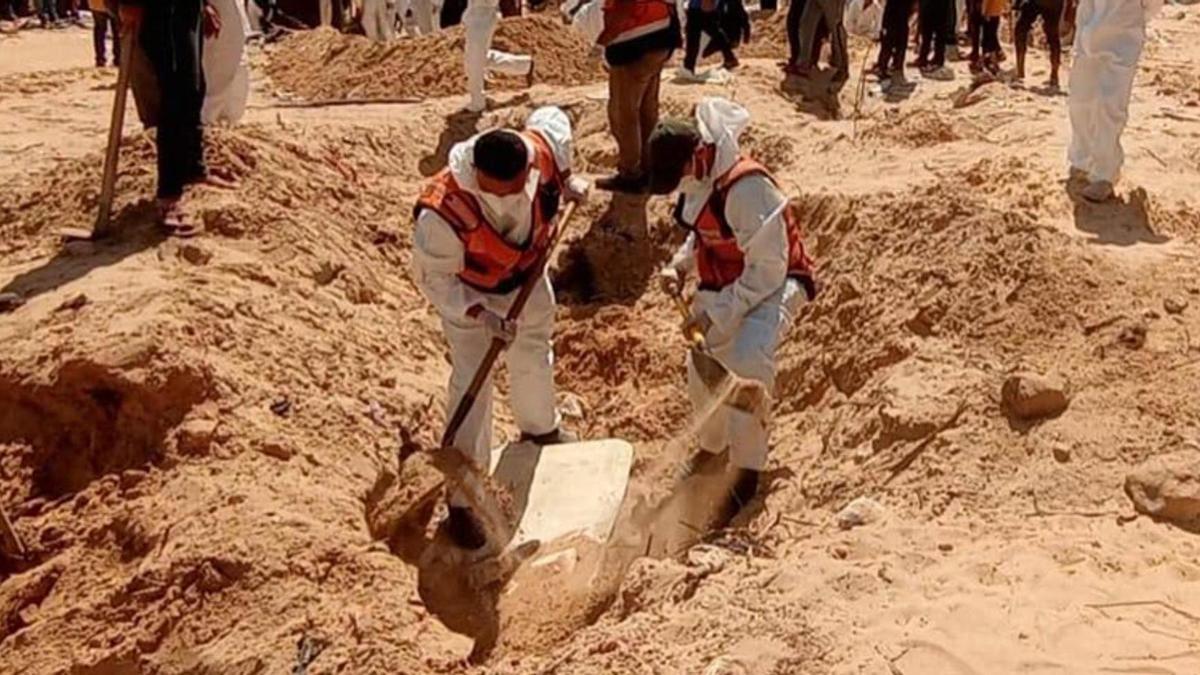 Los equipos de rescate de Gaza encuentran casi 300 cuerpos en una fosa común tras la ofensiva israelí en el sur