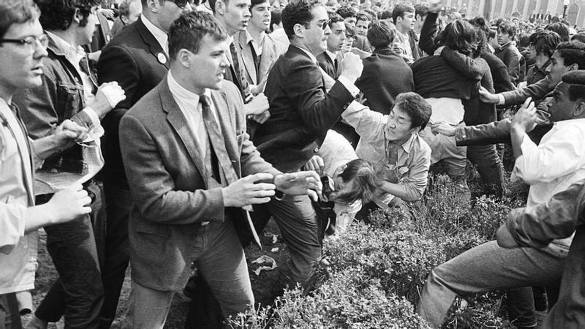 Grupos de manifestantes y contramanifestantes se enfrentan en el campus de Columbia el 29 de abril de 1968