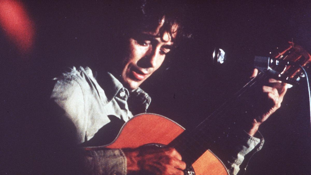 El cantautor Joan Manuel Serrat durante un concierto dado en los setenta