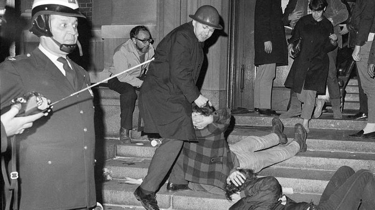 Varios agentes de policía durante el desalojo de estudiantes de la Universidad de Columbia el 30 de abril de 1968