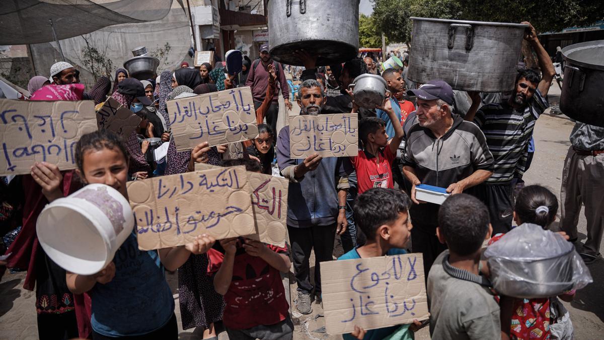 Un grupo de ciudadanos palestinos de Gaza pide alimentos, el pasado 25 de abril.