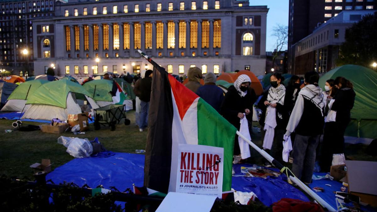 Un grupo de estudiantes acampado delante de la biblioteca de la Universidad de Columbia el 25 de abril de 2024.