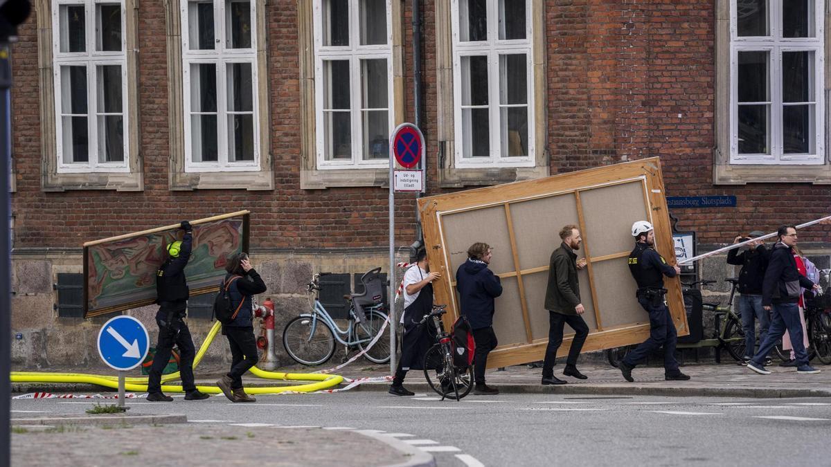Los servicios de emergencias sacan las obras de arte del interior del histórico edificio de Copenhague en llamas